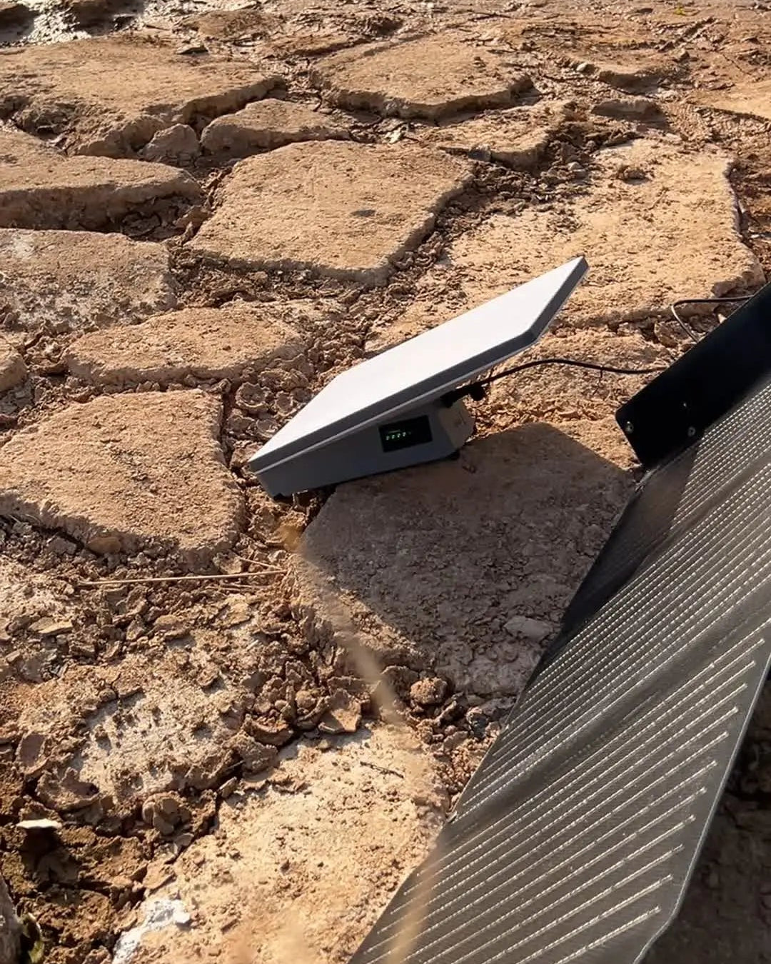 In arid areas, Starlink Mini batteries are used in conjunction with solar panels.